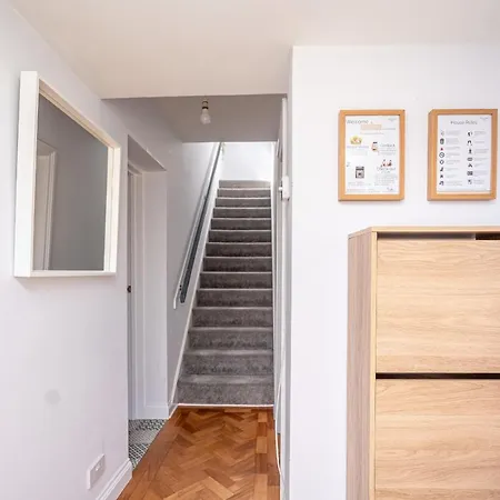 Spacious 5 Bedroom House - Sleeps 7 - 3-Car Driveway - Work - Leisure Wolverhampton Exterior photo