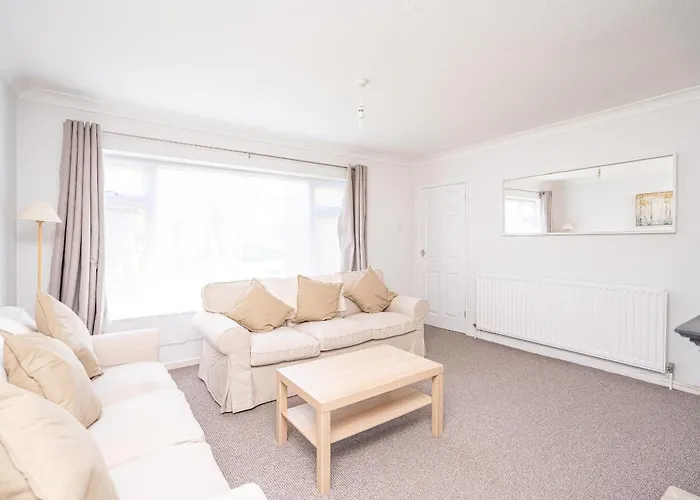 Spacious 5 Bedroom House - Sleeps 7 - 3-Car Driveway - Work - Leisure