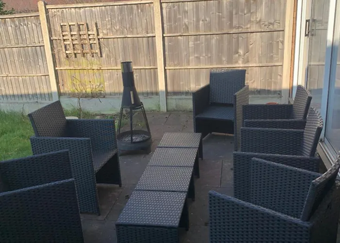 Spacious 5 Bedroom House - Sleeps 7 - 3-Car Driveway - Work - Leisure