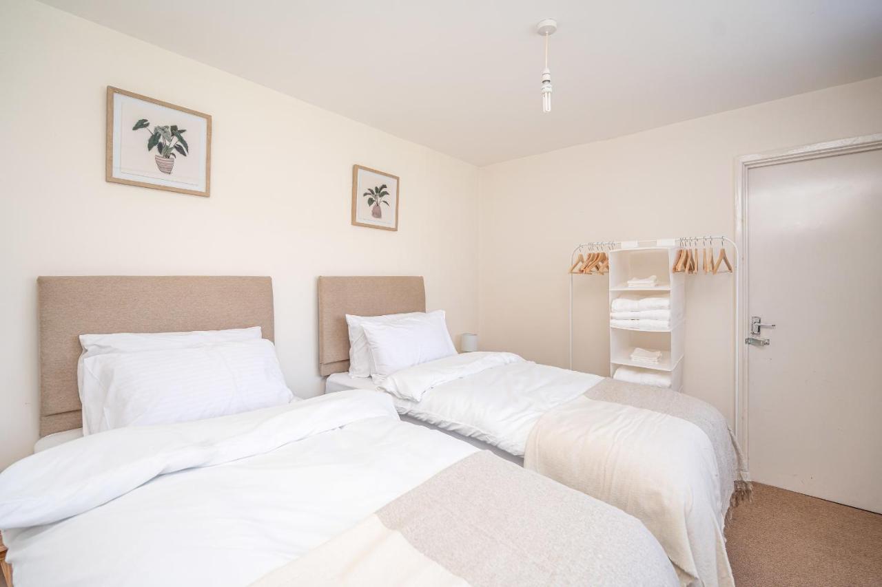 Spacious 5 Bedroom House - Sleeps 7 - 3-car Driveway - Work - Leisure * Wolverhampton