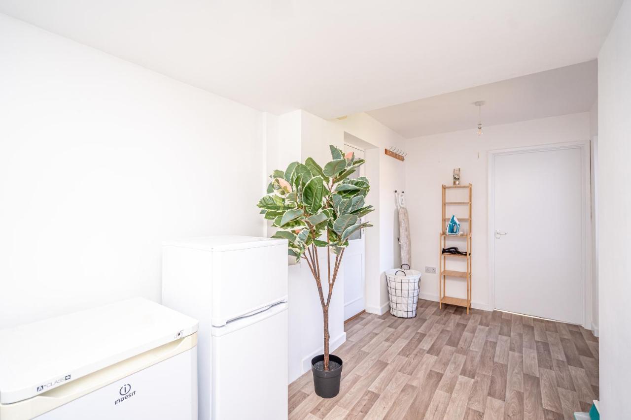 Spacious 5 Bedroom House - Sleeps 7 - 3-car Driveway - Work - Leisure * Wolverhampton
