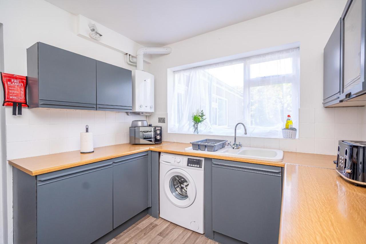 Spacious 5 Bedroom House - Sleeps 7 - 3-car Driveway - Work - Leisure Holiday home