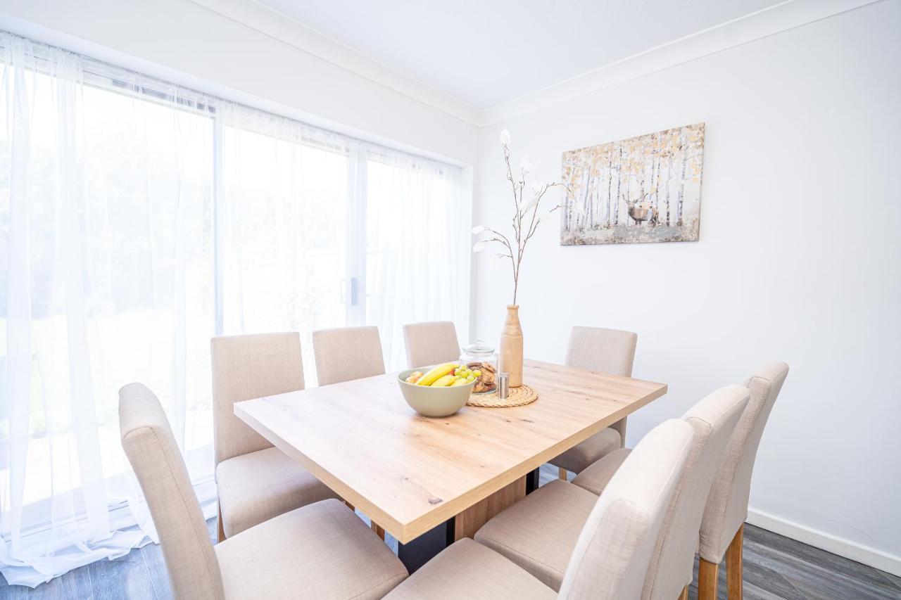 Spacious 5 Bedroom House - Sleeps 7 - 3-car Driveway - Work - Leisure Wolverhampton